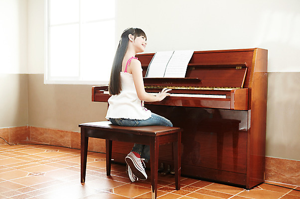 포토 JPG 전신 서양인 외국인 해외기획촬영 학생 여자 어린이교육 교육 초등학생 어린이 2010년태국 악기 음악 연주 창문 교실 학교 수업 현악기 실내 초등학교 초등교육 한명 미소 웃음 사람 앉기 소녀 스쿨라이프 건반 피아노 건반악기 악보 음악교육 여자만 여자한명만 어린이만 소녀만 소녀한명만 국내포토 1 라이프스타일 모션 문화예술 표정 인종 내부 파일형식