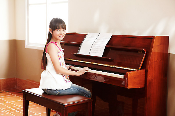 포토 JPG 서양인 외국인 해외기획촬영 학생 여자 어린이교육 교육 초등학생 어린이 2010년태국 악기 음악 연주 창문 교실 학교 수업 현악기 실내 초등학교 초등교육 한명 미소 웃음 사람 앉기 소녀 상반신 스쿨라이프 건반 피아노 건반악기 악보 음악교육 여자만 여자한명만 어린이만 소녀만 소녀한명만 국내포토 1 라이프스타일 모션 문화예술 표정 인종 내부 파일형식