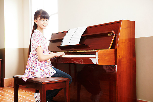 포토 JPG 전신 서양인 외국인 해외기획촬영 학생 여자 어린이교육 교육 초등학생 어린이 2010년태국 악기 음악 연주 교실 학교 수업 현악기 실내 초등학교 초등교육 한명 미소 웃음 사람 앉기 소녀 스쿨라이프 건반 피아노 건반악기 악보 음악교육 여자만 여자한명만 어린이만 소녀만 소녀한명만 국내포토 1 라이프스타일 모션 문화예술 표정 인종 내부 파일형식