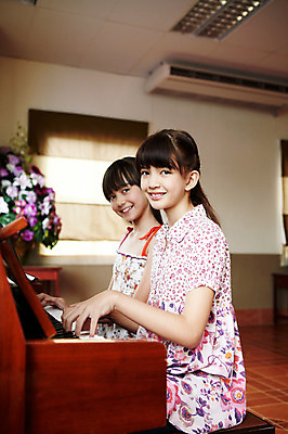 포토 JPG 서양인 외국인 해외기획촬영 학생 여자 어린이교육 교육 초등학생 어린이 2010년태국 악기 음악 연주 창문 교실 학교 수업 현악기 실내 초등학교 초등교육 미소 웃음 사람 앉기 소녀 상반신 두명 친구 스쿨라이프 건반 피아노 건반악기 악보 음악교육 여자만 어린이만 소녀만 국내포토 라이프스타일 관계 모션 문화예술 표정 인종 내부 파일형식