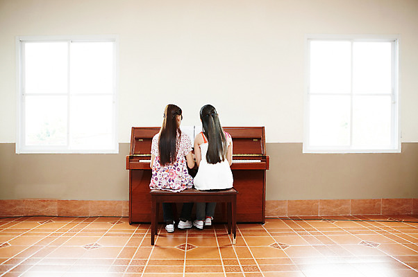 포토 JPG 전신 서양인 외국인 해외기획촬영 학생 여자 어린이교육 교육 초등학생 어린이 2010년태국 악기 음악 연주 창문 교실 학교 수업 현악기 실내 초등학교 초등교육 사람 앉기 소녀 두명 뒷모습 친구 스쿨라이프 건반 피아노 건반악기 악보 음악교육 여자만 어린이만 소녀만 국내포토 라이프스타일 뷰포인트 관계 모션 문화예술 인종 내부 파일형식