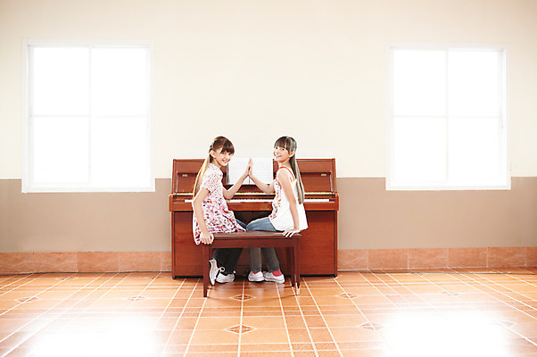 포토 JPG 전신 서양인 외국인 해외기획촬영 학생 손 여자 어린이교육 교육 초등학생 어린이 2010년태국 악기 음악 창문 교실 학교 수업 현악기 실내 초등학교 손바닥 초등교육 미소 웃음 사람 앉기 소녀 두명 친구 스쿨라이프 건반 피아노 건반악기 악보 음악교육 맞대기 여자만 어린이만 소녀만 국내포토 라이프스타일 관계 모션 문화예술 표정 인종 내부 신체부위 파일형식