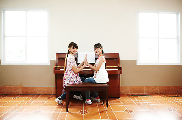 포토 JPG 전신 서양인 외국인 해외기획촬영 학생 손 여자 어린이교육 교육 초등학생 어린이 2010년태국 악기 음악 창문 교실 학교 수업 현악기 실내 초등학교 초등교육 미소 웃음 사람 앉기 소녀 두명 친구 스쿨라이프 건반 피아노 건반악기 악보 음악교육 맞대기 여자만 어린이만 소녀만 국내포토 라이프스타일 관계 모션 문화예술 표정 인종 내부 신체부위 파일형식