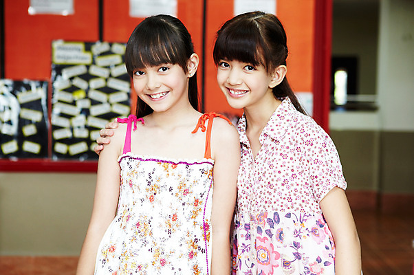 포토 JPG 서양인 외국인 해외기획촬영 학생 여자 어린이교육 교육 초등학생 어린이 2010년태국 악기 음악 교실 학교 수업 실내 초등학교 초등교육 서기 미소 웃음 사람 소녀 상반신 두명 친구 스쿨라이프 음악교육 여자만 어린이만 소녀만 국내포토 라이프스타일 관계 모션 문화예술 표정 인종 내부 파일형식