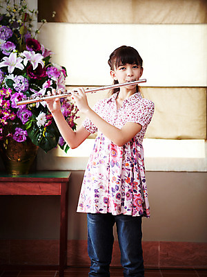포토 JPG 서양인 외국인 해외기획촬영 학생 여자 어린이교육 교육 초등학생 어린이 2010년태국 악기 음악 연주 교실 학교 수업 실내 초등학교 관악기 초등교육 한명 서기 사람 소녀 상반신 스쿨라이프 꽃병 보면대 플루트 음악교육 여자만 여자한명만 어린이만 소녀만 소녀한명만 국내포토 1 라이프스타일 꽃 모션 문화예술 인종 내부 파일형식