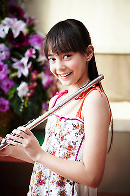 포토 JPG 서양인 외국인 해외기획촬영 학생 여자 어린이교육 교육 초등학생 어린이 2010년태국 악기 음악 교실 학교 수업 실내 초등학교 관악기 초등교육 한명 서기 미소 웃음 사람 소녀 상반신 스쿨라이프 플루트 음악교육 여자만 여자한명만 어린이만 소녀만 소녀한명만 국내포토 1 라이프스타일 모션 문화예술 표정 인종 내부 파일형식