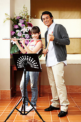 포토 JPG 전신 서양인 외국인 해외기획촬영 학생 여자 어린이교육 교육 남자 초등학생 어린이 2010년태국 악기 음악 지도 연주 교실 학교 수업 실내 초등학교 관악기 초등교육 서기 미소 웃음 사람 성인 두명 스쿨라이프 꽃병 교사 가르침 보면대 플루트 음악교육 국내포토 직업 라이프스타일 꽃 모션 문화예술 표정 인종 내부 파일형식