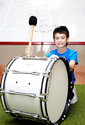 포토 JPG 서양인 외국인 해외기획촬영 학생 어린이교육 교육 남자 초등학생 어린이 2010년태국 악기 음악 연주 교실 학교 수업 타악기 실내 초등학교 초등교육 한명 미소 웃음 사람 앉기 소년 상반신 스쿨라이프 악보 화이트보드 음악교육 큰북 북채 남자만 남자한명만 어린이만 소년만 소년한명만 국내포토 1 라이프스타일 모션 문화예술 표정 인종 내부 북 파일형식