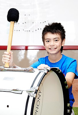 포토 JPG 서양인 외국인 해외기획촬영 학생 어린이교육 교육 남자 초등학생 어린이 2010년태국 악기 음악 연주 교실 학교 수업 타악기 실내 초등학교 초등교육 한명 미소 웃음 사람 앉기 소년 상반신 스쿨라이프 악보 화이트보드 음악교육 큰북 북채 남자만 남자한명만 어린이만 소년만 소년한명만 국내포토 1 라이프스타일 모션 문화예술 표정 인종 내부 북 파일형식