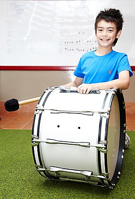 포토 JPG 서양인 외국인 해외기획촬영 학생 어린이교육 교육 남자 초등학생 어린이 2010년태국 악기 음악 연주 교실 학교 수업 타악기 실내 초등학교 초등교육 한명 미소 웃음 사람 앉기 소년 상반신 스쿨라이프 카펫 악보 화이트보드 음악교육 큰북 북채 남자만 남자한명만 어린이만 소년만 소년한명만 국내포토 1 라이프스타일 모션 문화예술 표정 인종 내부 북 파일형식
