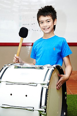 포토 JPG 서양인 외국인 해외기획촬영 학생 어린이교육 교육 남자 초등학생 어린이 2010년태국 악기 음악 연주 교실 학교 수업 타악기 실내 초등학교 초등교육 한명 미소 웃음 사람 앉기 소년 상반신 스쿨라이프 카펫 악보 화이트보드 음악교육 큰북 북채 남자만 남자한명만 어린이만 소년만 소년한명만 국내포토 1 라이프스타일 모션 문화예술 표정 인종 내부 북 파일형식