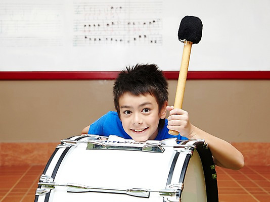 포토 JPG 서양인 외국인 해외기획촬영 학생 어린이교육 교육 남자 초등학생 어린이 2010년태국 악기 음악 연주 교실 학교 수업 타악기 실내 초등학교 초등교육 한명 미소 웃음 사람 앉기 소년 상반신 스쿨라이프 악보 화이트보드 음악교육 큰북 북채 남자만 남자한명만 어린이만 소년만 소년한명만 국내포토 1 라이프스타일 모션 문화예술 표정 인종 내부 북 파일형식