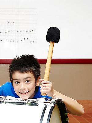 포토 JPG 서양인 외국인 해외기획촬영 학생 어린이교육 교육 남자 초등학생 어린이 2010년태국 악기 음악 연주 교실 학교 수업 타악기 실내 초등학교 초등교육 한명 미소 웃음 사람 앉기 소년 상반신 스쿨라이프 악보 화이트보드 음악교육 큰북 북채 남자만 남자한명만 어린이만 소년만 소년한명만 국내포토 1 라이프스타일 모션 문화예술 표정 인종 내부 북 파일형식