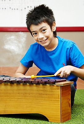 포토 JPG 서양인 외국인 해외기획촬영 학생 어린이교육 교육 남자 초등학생 어린이 2010년태국 악기 음악 연주 교실 학교 수업 타악기 실내 초등학교 초등교육 한명 미소 웃음 사람 앉기 소년 상반신 스쿨라이프 카펫 음악교육 실로폰 남자만 남자한명만 어린이만 소년만 소년한명만 국내포토 1 라이프스타일 모션 문화예술 표정 인종 내부 파일형식