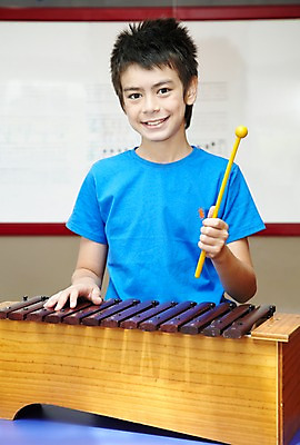 포토 JPG 서양인 외국인 해외기획촬영 학생 어린이교육 교육 남자 초등학생 어린이 2010년태국 악기 음악 연주 교실 학교 수업 타악기 실내 초등학교 초등교육 한명 미소 웃음 사람 앉기 소년 상반신 스쿨라이프 악보 화이트보드 음악교육 실로폰 남자만 남자한명만 어린이만 소년만 소년한명만 국내포토 1 라이프스타일 모션 문화예술 표정 인종 내부 파일형식