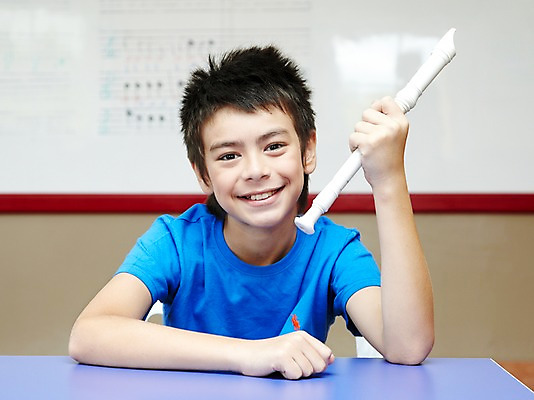 포토 JPG 서양인 외국인 해외기획촬영 학생 어린이교육 교육 남자 초등학생 어린이 2010년태국 악기 음악 교실 학교 수업 실내 초등학교 관악기 초등교육 한명 미소 웃음 사람 앉기 소년 상반신 스쿨라이프 악보 화이트보드 음악교육 리코더 남자만 남자한명만 어린이만 소년만 소년한명만 국내포토 1 라이프스타일 모션 문화예술 표정 인종 내부 목관악기 파일형식