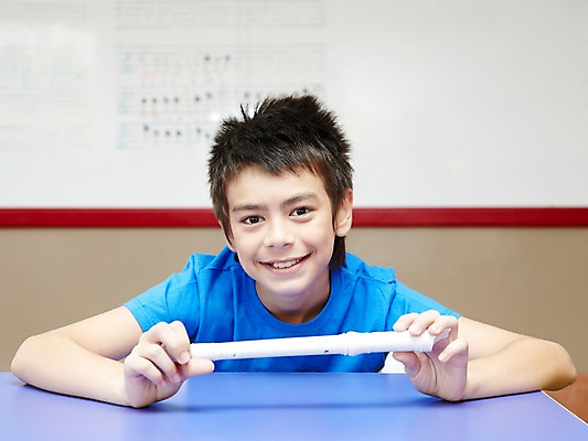 포토 JPG 서양인 외국인 해외기획촬영 학생 어린이교육 교육 남자 초등학생 어린이 2010년태국 악기 음악 교실 학교 수업 실내 초등학교 관악기 초등교육 한명 미소 웃음 사람 앉기 소년 상반신 스쿨라이프 악보 화이트보드 음악교육 리코더 남자만 남자한명만 어린이만 소년만 소년한명만 국내포토 1 라이프스타일 모션 문화예술 표정 인종 내부 목관악기 파일형식