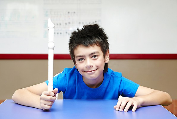 포토 JPG 서양인 외국인 해외기획촬영 학생 어린이교육 교육 남자 초등학생 어린이 2010년태국 악기 음악 교실 학교 수업 실내 초등학교 관악기 초등교육 한명 미소 웃음 사람 앉기 소년 상반신 스쿨라이프 악보 화이트보드 음악교육 리코더 남자만 남자한명만 어린이만 소년만 소년한명만 국내포토 1 라이프스타일 모션 문화예술 표정 인종 내부 목관악기 파일형식