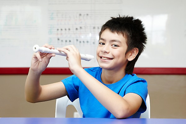 포토 JPG 서양인 외국인 해외기획촬영 학생 어린이교육 교육 남자 초등학생 어린이 2010년태국 악기 음악 연주 교실 학교 수업 실내 초등학교 관악기 초등교육 한명 미소 웃음 사람 앉기 소년 상반신 스쿨라이프 악보 화이트보드 음악교육 리코더 남자만 남자한명만 어린이만 소년만 소년한명만 국내포토 1 라이프스타일 모션 문화예술 표정 인종 내부 목관악기 파일형식