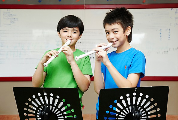 포토 JPG 서양인 외국인 해외기획촬영 학생 어린이교육 교육 남자 초등학생 어린이 2010년태국 악기 음악 연주 교실 학교 수업 실내 초등학교 관악기 초등교육 서기 미소 웃음 사람 소년 상반신 두명 친구 스쿨라이프 보면대 악보 화이트보드 음악교육 리코더 남자만 어린이만 소년만 국내포토 라이프스타일 관계 모션 문화예술 표정 인종 내부 목관악기 파일형식