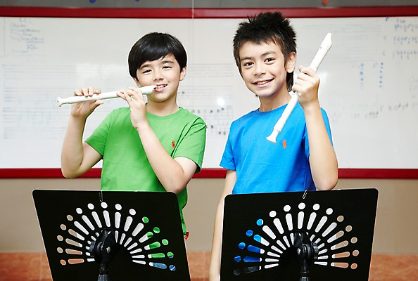 포토 JPG 서양인 외국인 해외기획촬영 학생 어린이교육 교육 남자 초등학생 어린이 2010년태국 악기 음악 연주 교실 학교 수업 실내 초등학교 관악기 초등교육 서기 미소 웃음 사람 소년 상반신 두명 친구 스쿨라이프 보면대 악보 화이트보드 음악교육 리코더 남자만 어린이만 소년만 국내포토 라이프스타일 관계 모션 문화예술 표정 인종 내부 목관악기 파일형식