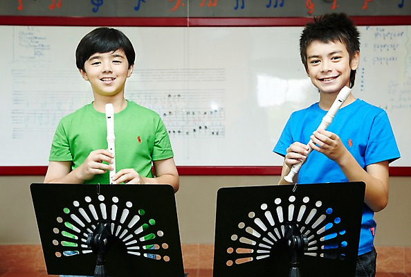 포토 JPG 서양인 외국인 해외기획촬영 학생 어린이교육 교육 남자 초등학생 어린이 2010년태국 악기 음악 연주 교실 학교 수업 실내 초등학교 관악기 초등교육 서기 미소 웃음 사람 소년 상반신 두명 친구 스쿨라이프 보면대 악보 준비 화이트보드 음악교육 리코더 남자만 어린이만 소년만 국내포토 라이프스타일 관계 모션 문화예술 표정 인종 내부 목관악기 파일형식