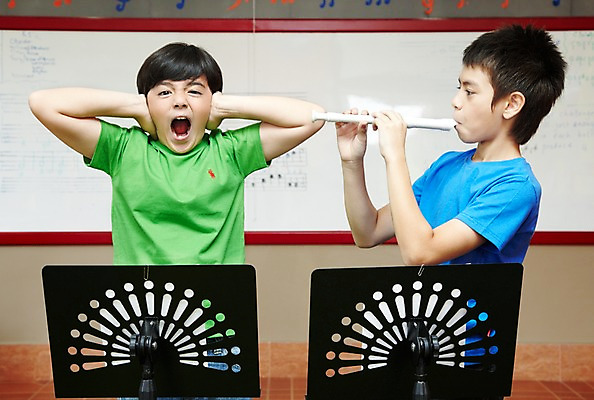 포토 JPG 서양인 외국인 해외기획촬영 학생 어린이교육 교육 남자 초등학생 어린이 2010년태국 악기 음악 연주 교실 학교 수업 실내 초등학교 관악기 초등교육 서기 사람 손짓 소년 상반신 두명 친구 스쿨라이프 보면대 귀막기 악보 화이트보드 음악교육 시끄러움 리코더 남자만 어린이만 소년만 국내포토 라이프스타일 관계 모션 문화예술 인종 내부 목관악기 파일형식