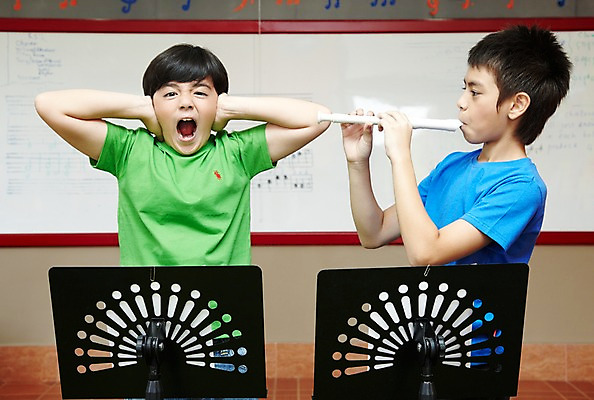 포토 JPG 서양인 외국인 해외기획촬영 학생 어린이교육 교육 남자 초등학생 어린이 2010년태국 악기 음악 연주 교실 학교 수업 실내 초등학교 관악기 초등교육 서기 사람 손짓 소년 상반신 두명 친구 스쿨라이프 보면대 귀막기 악보 화이트보드 음악교육 시끄러움 리코더 남자만 어린이만 소년만 국내포토 라이프스타일 관계 모션 문화예술 인종 내부 목관악기 파일형식