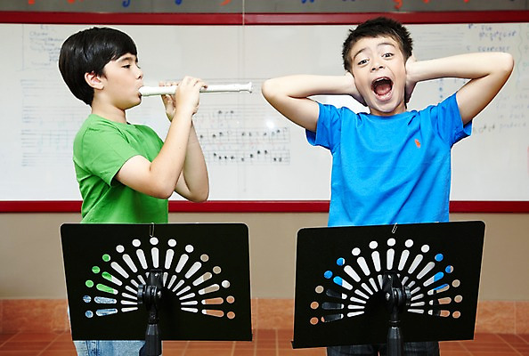 포토 JPG 서양인 외국인 해외기획촬영 학생 어린이교육 교육 남자 초등학생 어린이 2010년태국 악기 음악 연주 교실 학교 수업 실내 초등학교 관악기 초등교육 서기 사람 손짓 소년 상반신 두명 친구 스쿨라이프 보면대 귀막기 악보 화이트보드 음악교육 시끄러움 리코더 남자만 어린이만 소년만 국내포토 라이프스타일 관계 모션 문화예술 인종 내부 목관악기 파일형식