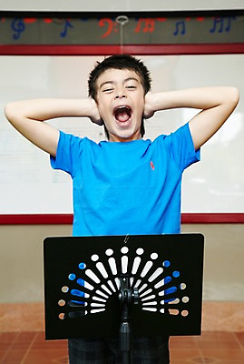 포토 JPG 서양인 외국인 해외기획촬영 학생 어린이교육 교육 남자 초등학생 어린이 2010년태국 악기 음악 교실 학교 수업 실내 초등학교 초등교육 서기 사람 손짓 상반신 스쿨라이프 외침 보면대 귀막기 음악교육 시끄러움 남자만 어린이만 소년만 국내포토 라이프스타일 모션 문화예술 인종 내부 소리 파일형식