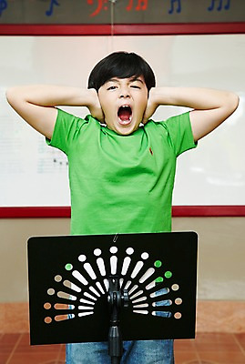 포토 JPG 서양인 외국인 해외기획촬영 학생 어린이교육 교육 남자 초등학생 어린이 2010년태국 악기 음악 교실 학교 수업 실내 초등학교 초등교육 서기 사람 손짓 상반신 스쿨라이프 외침 보면대 귀막기 음악교육 시끄러움 남자만 어린이만 소년만 국내포토 라이프스타일 모션 문화예술 인종 내부 소리 파일형식