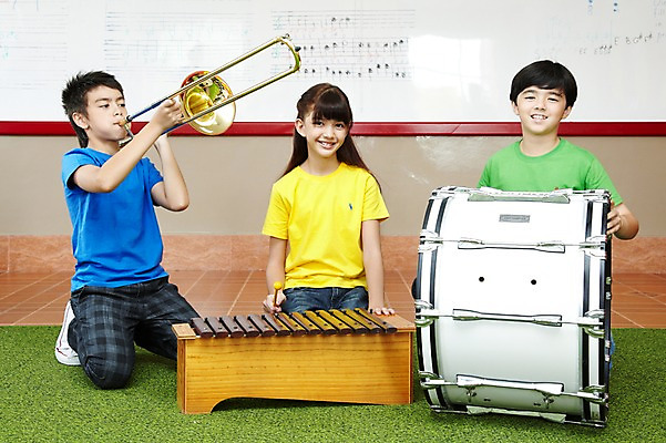 포토 JPG 전신 서양인 외국인 해외기획촬영 학생 여자 어린이교육 교육 남자 초등학생 어린이 2010년태국 악기 음악 연주 교실 학교 수업 타악기 실내 초등학교 관악기 초등교육 미소 웃음 사람 앉기 소녀 소년 세명 친구 스쿨라이프 카펫 악보 화이트보드 음악교육 실로폰 큰북 어린이만 국내포토 라이프스타일 관계 모션 문화예술 표정 인종 내부 북 파일형식