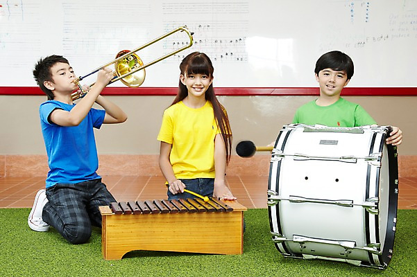 포토 JPG 전신 서양인 외국인 해외기획촬영 학생 여자 어린이교육 교육 남자 초등학생 어린이 2010년태국 악기 음악 연주 교실 학교 수업 타악기 실내 초등학교 관악기 초등교육 미소 웃음 사람 앉기 소녀 소년 세명 친구 스쿨라이프 카펫 악보 화이트보드 음악교육 실로폰 큰북 어린이만 국내포토 라이프스타일 관계 모션 문화예술 표정 인종 내부 북 파일형식