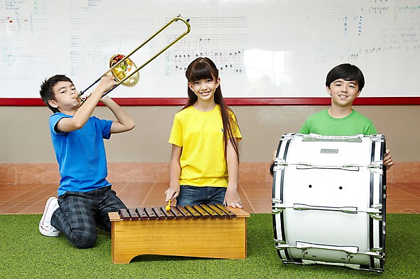 포토 JPG 전신 서양인 외국인 해외기획촬영 학생 여자 어린이교육 교육 남자 초등학생 어린이 2010년태국 악기 음악 연주 교실 학교 수업 타악기 실내 초등학교 관악기 초등교육 미소 웃음 사람 앉기 소녀 소년 세명 친구 스쿨라이프 카펫 악보 화이트보드 음악교육 실로폰 큰북 어린이만 국내포토 라이프스타일 관계 모션 문화예술 표정 인종 내부 북 파일형식