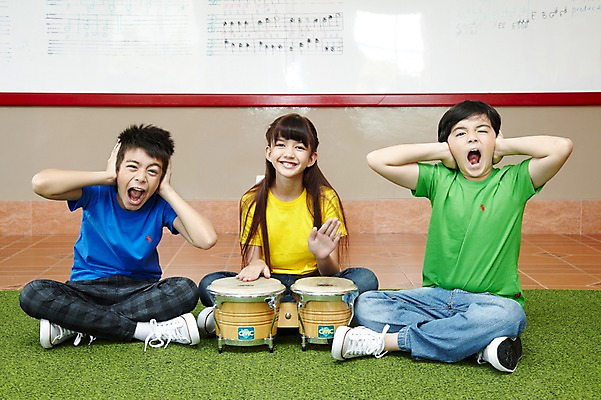 포토 JPG 전신 서양인 외국인 해외기획촬영 학생 여자 어린이교육 교육 남자 초등학생 어린이 2010년태국 악기 음악 연주 교실 학교 수업 타악기 실내 초등학교 초등교육 미소 웃음 사람 앉기 손짓 소녀 소년 세명 친구 스쿨라이프 카펫 귀막기 봉고 악보 화이트보드 음악교육 시끄러움 어린이만 국내포토 라이프스타일 관계 모션 문화예술 표정 인종 내부 파일형식