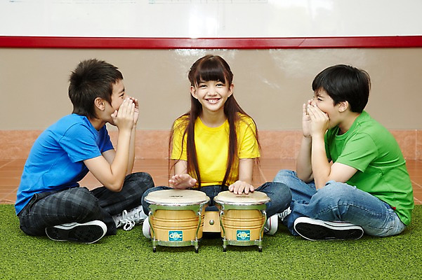 포토 JPG 전신 서양인 외국인 해외기획촬영 학생 여자 어린이교육 교육 남자 초등학생 어린이 2010년태국 악기 음악 연주 교실 학교 수업 타악기 실내 초등학교 초등교육 미소 웃음 사람 앉기 소녀 소년 세명 친구 스쿨라이프 외침 카펫 봉고 악보 화이트보드 음악교육 어린이만 국내포토 라이프스타일 관계 모션 문화예술 표정 인종 내부 소리 파일형식