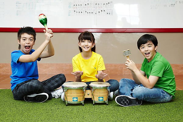 포토 JPG 전신 서양인 외국인 해외기획촬영 학생 여자 어린이교육 교육 남자 초등학생 어린이 2010년태국 악기 음악 연주 교실 학교 수업 타악기 실내 초등학교 초등교육 미소 웃음 사람 앉기 소녀 소년 세명 친구 스쿨라이프 카펫 봉고 악보 화이트보드 음악교육 마라카스 카바사 어린이만 국내포토 라이프스타일 관계 모션 문화예술 표정 인종 내부 파일형식