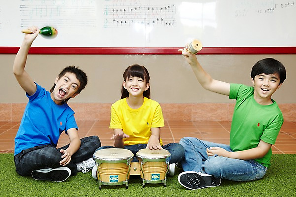 포토 JPG 전신 서양인 외국인 해외기획촬영 학생 여자 어린이교육 교육 남자 초등학생 어린이 2010년태국 악기 음악 연주 교실 학교 수업 타악기 실내 초등학교 초등교육 미소 웃음 사람 앉기 소녀 소년 세명 친구 스쿨라이프 카펫 봉고 악보 화이트보드 음악교육 마라카스 카바사 어린이만 국내포토 라이프스타일 관계 모션 문화예술 표정 인종 내부 파일형식