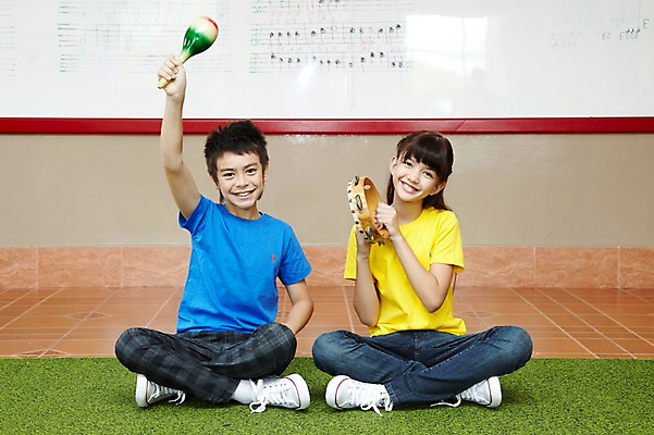 포토 JPG 전신 서양인 외국인 해외기획촬영 학생 여자 어린이교육 교육 남자 초등학생 어린이 2010년태국 악기 음악 연주 교실 학교 수업 타악기 실내 초등학교 초등교육 미소 웃음 사람 앉기 소녀 소년 두명 친구 스쿨라이프 카펫 악보 화이트보드 음악교육 탬버린 마라카스 어린이만 국내포토 라이프스타일 관계 모션 문화예술 표정 인종 내부 파일형식