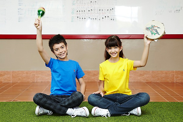 포토 JPG 전신 서양인 외국인 해외기획촬영 학생 여자 어린이교육 교육 남자 초등학생 어린이 2010년태국 악기 음악 교실 학교 수업 타악기 실내 초등학교 초등교육 미소 웃음 사람 앉기 소녀 소년 두명 친구 스쿨라이프 카펫 악보 화이트보드 음악교육 탬버린 마라카스 어린이만 국내포토 라이프스타일 관계 모션 문화예술 표정 인종 내부 파일형식