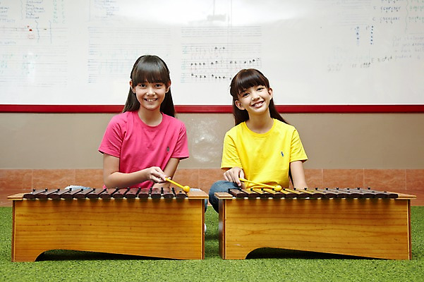 포토 JPG 서양인 외국인 해외기획촬영 학생 여자 어린이교육 교육 초등학생 어린이 2010년태국 악기 음악 연주 교실 학교 수업 타악기 실내 초등학교 초등교육 미소 웃음 사람 앉기 소녀 상반신 두명 친구 스쿨라이프 카펫 악보 화이트보드 음악교육 실로폰 여자만 어린이만 소녀만 국내포토 라이프스타일 관계 모션 문화예술 표정 인종 내부 파일형식