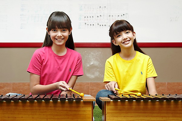 포토 JPG 서양인 외국인 해외기획촬영 학생 여자 어린이교육 교육 초등학생 어린이 2010년태국 악기 음악 연주 교실 학교 수업 타악기 실내 초등학교 초등교육 미소 웃음 사람 앉기 소녀 상반신 두명 친구 스쿨라이프 악보 화이트보드 음악교육 실로폰 여자만 어린이만 소녀만 국내포토 라이프스타일 관계 모션 문화예술 표정 인종 내부 파일형식