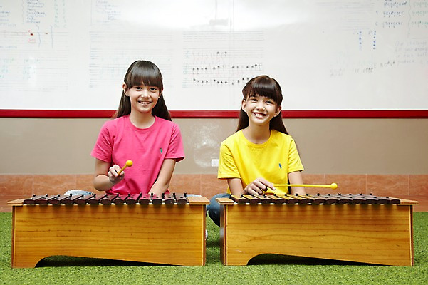 포토 JPG 서양인 외국인 해외기획촬영 학생 여자 어린이교육 교육 초등학생 어린이 2010년태국 악기 음악 연주 교실 학교 수업 타악기 실내 초등학교 초등교육 미소 웃음 사람 앉기 소녀 상반신 두명 친구 스쿨라이프 카펫 악보 화이트보드 음악교육 실로폰 여자만 어린이만 소녀만 국내포토 라이프스타일 관계 모션 문화예술 표정 인종 내부 파일형식