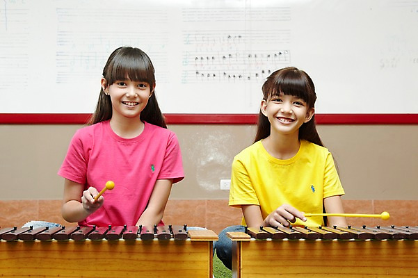포토 JPG 서양인 외국인 해외기획촬영 학생 여자 어린이교육 교육 초등학생 어린이 2010년태국 악기 음악 연주 교실 학교 수업 타악기 실내 초등학교 초등교육 미소 웃음 사람 앉기 소녀 상반신 두명 친구 스쿨라이프 악보 화이트보드 음악교육 실로폰 여자만 어린이만 소녀만 국내포토 라이프스타일 관계 모션 문화예술 표정 인종 내부 파일형식