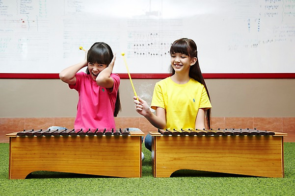 포토 JPG 서양인 외국인 해외기획촬영 학생 여자 어린이교육 교육 초등학생 어린이 2010년태국 악기 음악 연주 장난 교실 학교 수업 타악기 실내 초등학교 초등교육 미소 웃음 사람 앉기 손짓 소녀 상반신 두명 친구 스쿨라이프 카펫 귀막기 악보 화이트보드 음악교육 실로폰 여자만 어린이만 소녀만 국내포토 라이프스타일 관계 모션 문화예술 표정 인종 내부 파일형식