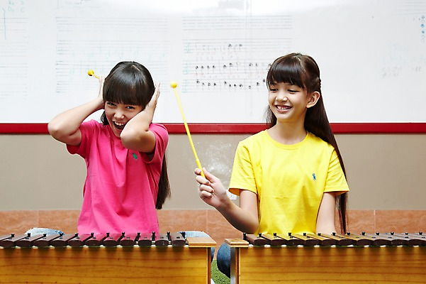 포토 JPG 서양인 외국인 해외기획촬영 학생 여자 어린이교육 교육 초등학생 어린이 2010년태국 악기 음악 연주 장난 교실 학교 수업 타악기 실내 초등학교 초등교육 미소 웃음 사람 앉기 손짓 소녀 상반신 두명 친구 스쿨라이프 귀막기 악보 화이트보드 음악교육 실로폰 여자만 어린이만 소녀만 국내포토 라이프스타일 관계 모션 문화예술 표정 인종 내부 파일형식