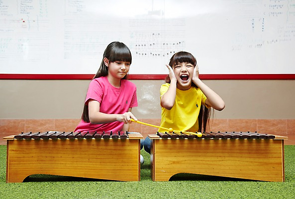 포토 JPG 서양인 외국인 해외기획촬영 학생 여자 어린이교육 교육 초등학생 어린이 2010년태국 악기 음악 연주 장난 교실 학교 수업 타악기 실내 초등학교 초등교육 미소 웃음 사람 앉기 손짓 소녀 상반신 두명 친구 스쿨라이프 카펫 귀막기 악보 화이트보드 음악교육 실로폰 여자만 어린이만 소녀만 국내포토 라이프스타일 관계 모션 문화예술 표정 인종 내부 파일형식