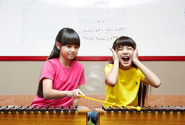 포토 JPG 서양인 외국인 해외기획촬영 학생 여자 어린이교육 교육 초등학생 어린이 2010년태국 악기 음악 연주 장난 교실 학교 수업 타악기 실내 초등학교 초등교육 미소 웃음 사람 앉기 손짓 소녀 상반신 두명 친구 스쿨라이프 귀막기 악보 화이트보드 음악교육 실로폰 여자만 어린이만 소녀만 국내포토 라이프스타일 관계 모션 문화예술 표정 인종 내부 파일형식