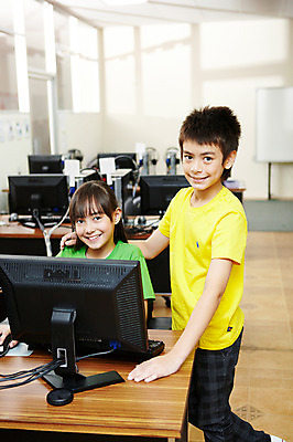 포토 JPG 서양인 외국인 해외기획촬영 학생 어린이교육 교육 초등학생 어린이 2010년태국 의자 교실 학교 수업 실내 초등학교 초등교육 서기 미소 웃음 사람 앉기 소녀 소년 상반신 두명 친구 컴퓨터 스쿨라이프 책상 컴퓨터실 컴퓨터수업 어린이만 국내포토 라이프스타일 여자 남자 가구 관계 모션 표정 인종 내부 전자제품 파일형식