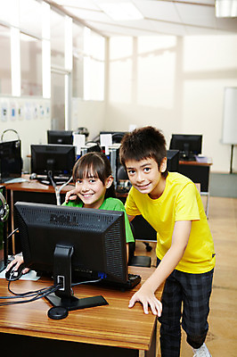 포토 JPG 서양인 외국인 해외기획촬영 학생 어린이교육 교육 초등학생 어린이 2010년태국 의자 교실 학교 수업 실내 초등학교 초등교육 서기 미소 웃음 사람 앉기 소녀 소년 상반신 두명 친구 컴퓨터 스쿨라이프 책상 컴퓨터실 컴퓨터수업 어린이만 국내포토 라이프스타일 여자 남자 가구 관계 모션 표정 인종 내부 전자제품 파일형식